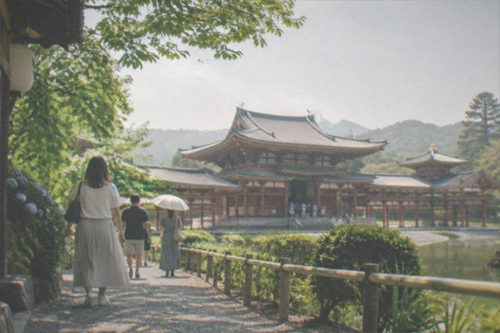 Visitors walking through the landscaped garden toward the Phoenix Hall at Byodo-in