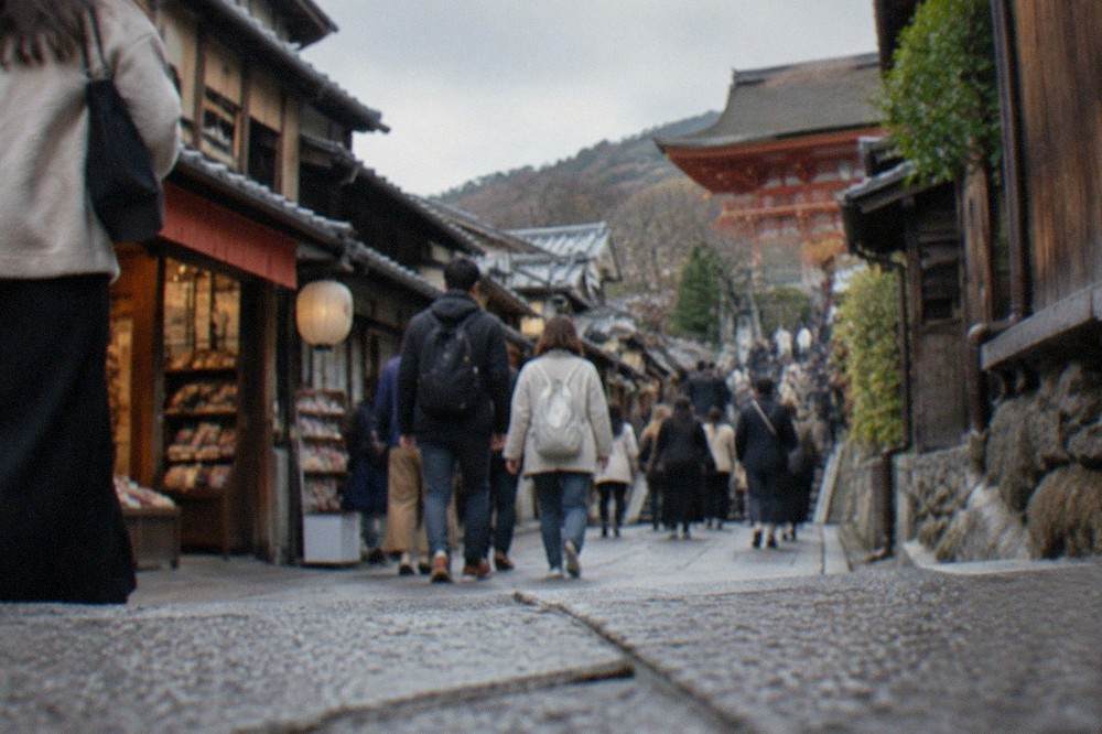Crowds of tourists on the steep lanes leading up to Kiyomizu-dera temple in the Higashiyama district