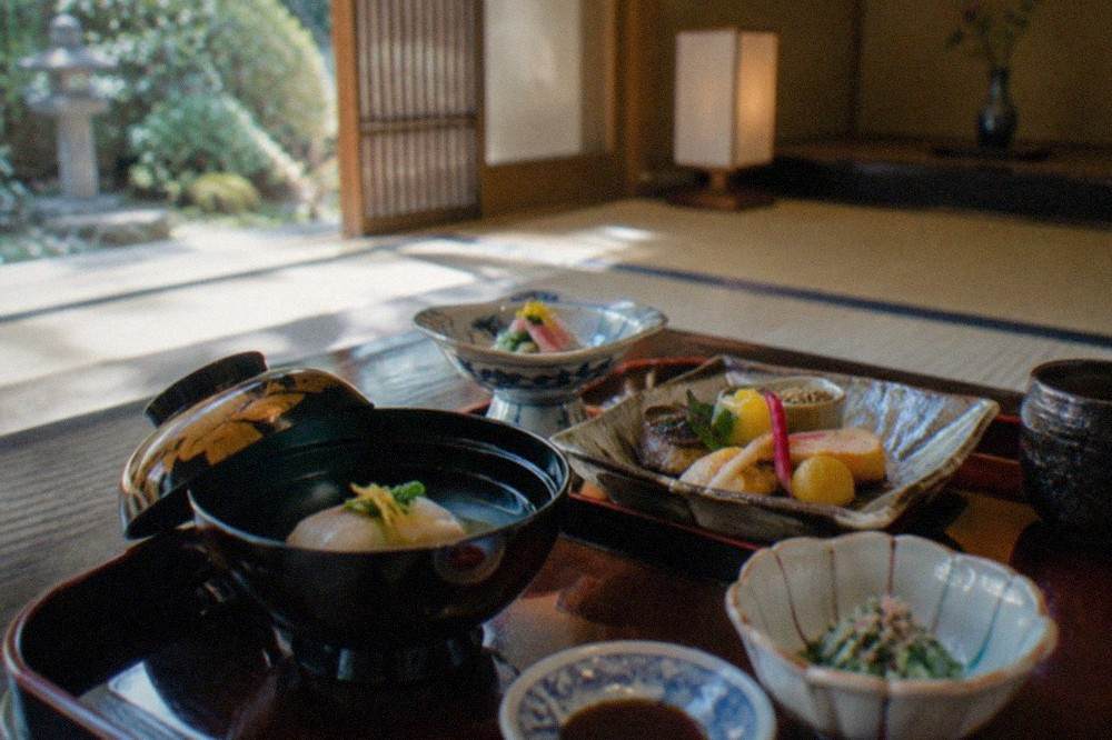 A kaiseki dinner course arranged on lacquerware on a low table in a tatami room