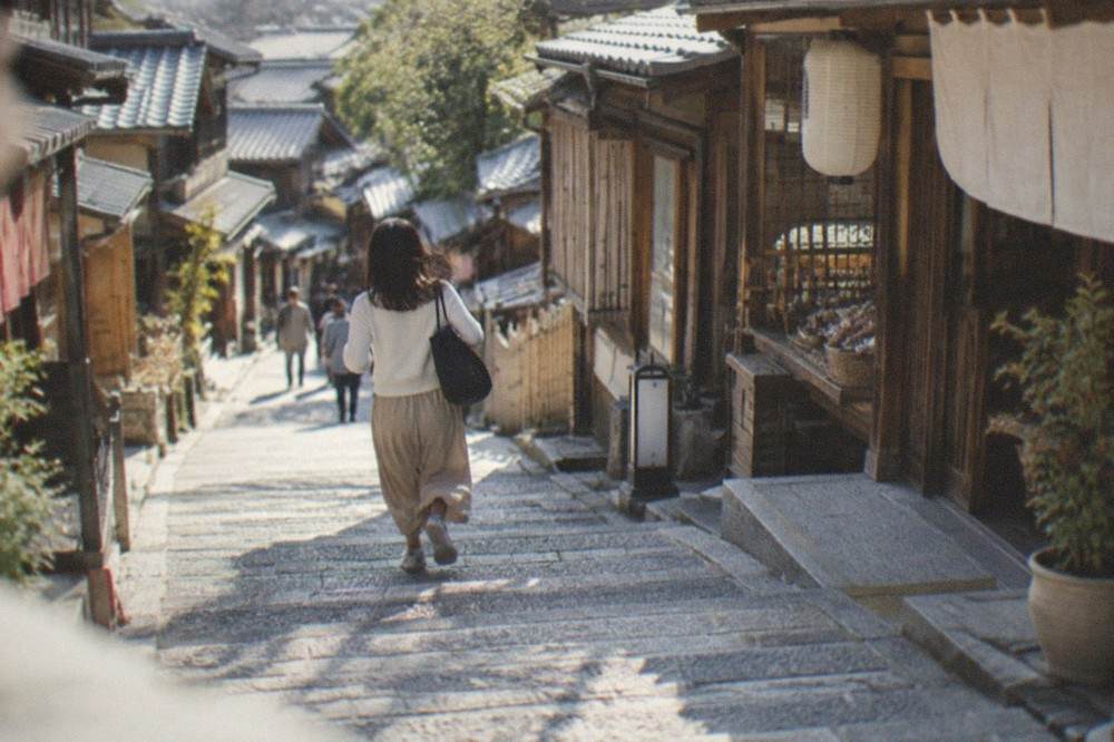 Stone steps of Ninenzaka slope lined with wooden shopfronts in Kyoto